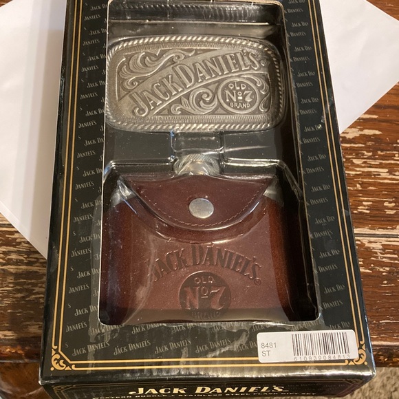 2006 Jack Daniels belt buckle and flask set . New in original packaging. - Picture 1 of 5